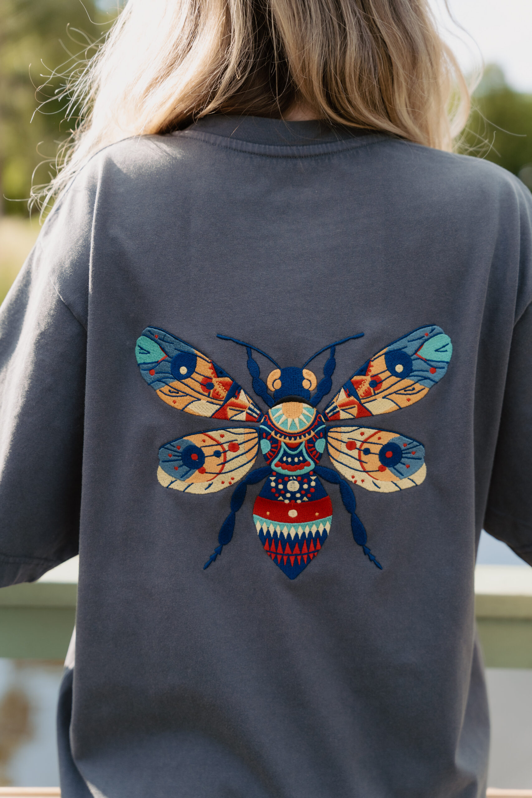 Dunkelgraues T-Shirt mit großem farbig gesticktem Nachtfalter auf dem Rücken