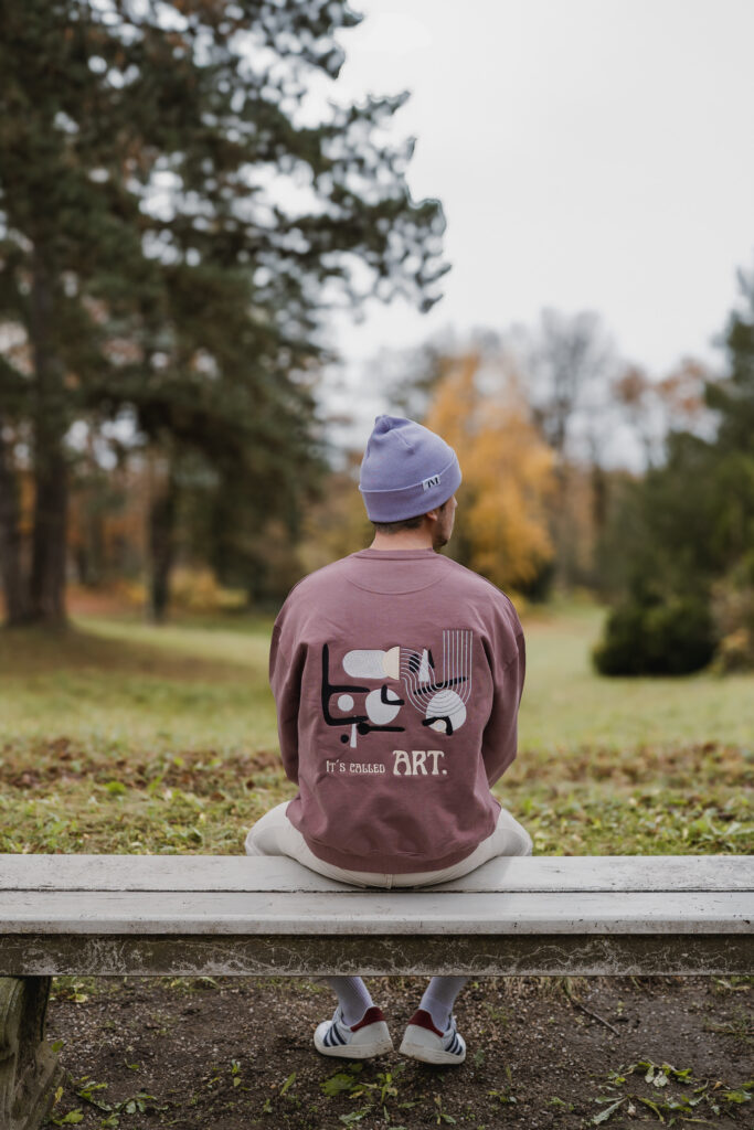 Mauvefarbenes Sweatshirt mit abstraktem mehrfarbigem Stickmotiv aus einer Kollektion von THE MEJD