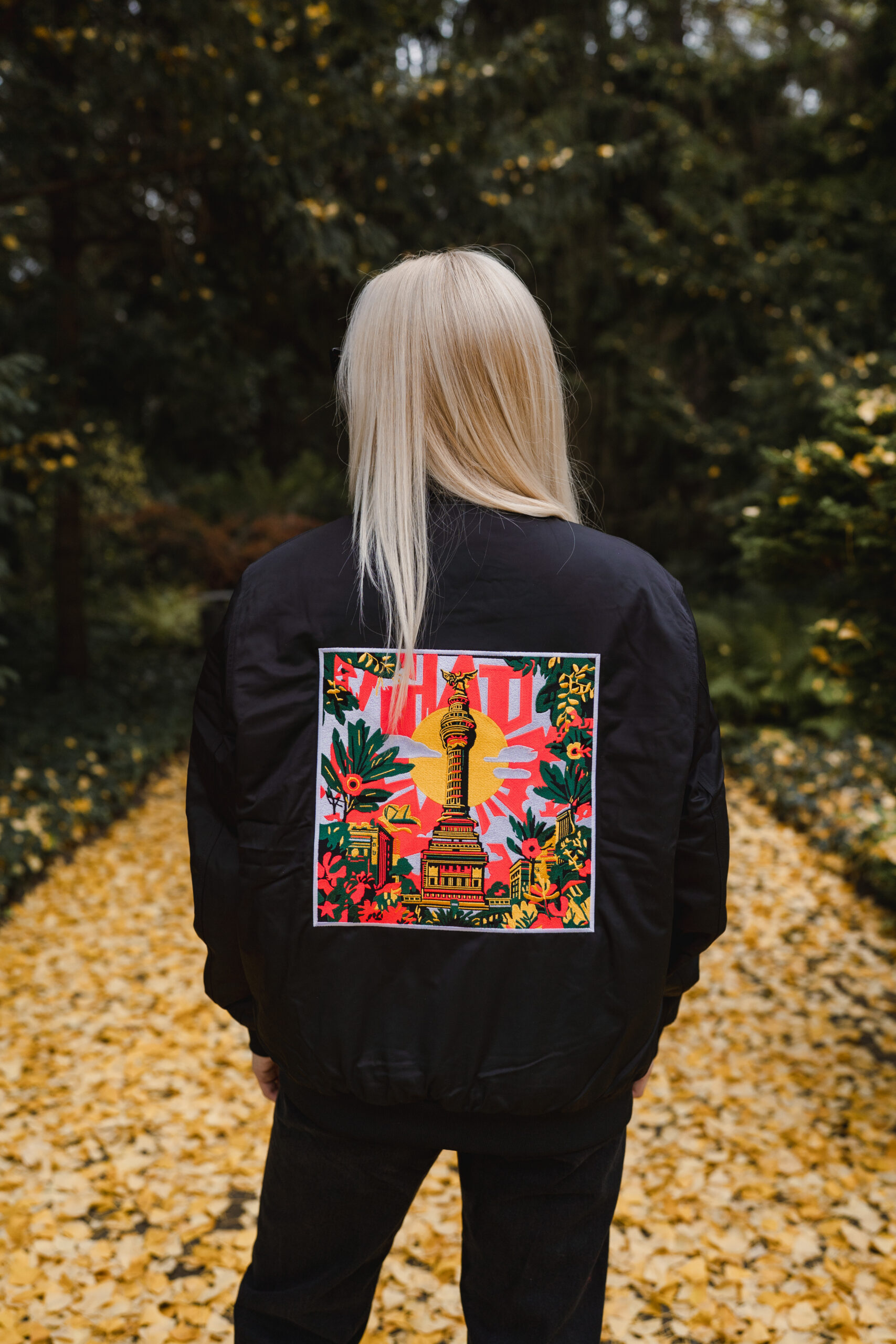 Schwarze Jacke mit farbig gesticktem Stadtmotiv und Fernsehturm auf dem Rücken
