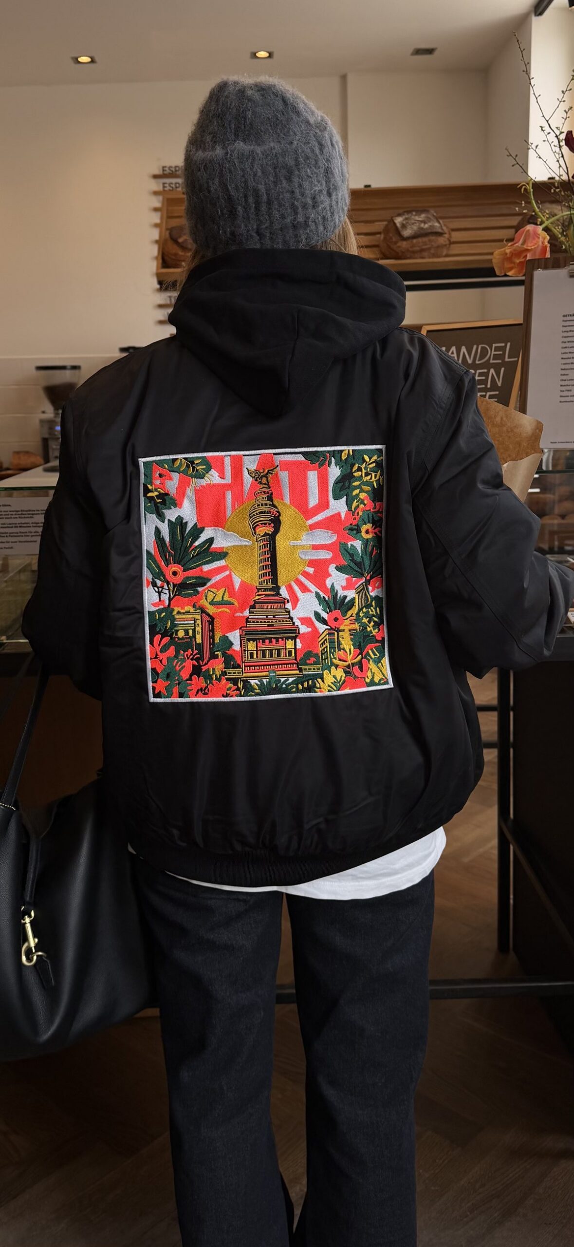Schwarze Jacke mit farbig gesticktem Berlin-Motiv und Fernsehturm auf dem Rücken